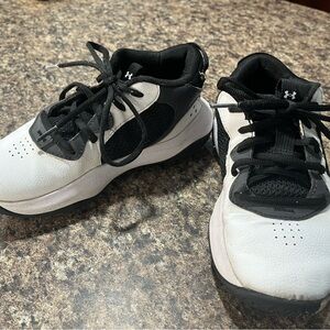 Boys Under Armour Shoes Size 2 / Boys Sneakers / Boys Athletic Shoes